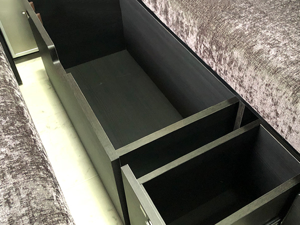 RV C-LHのベッド下収納スペース
